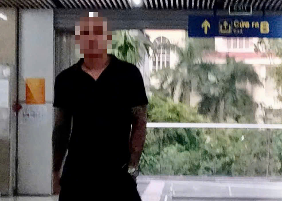 Đối tượng lạ mặt theo dõi cô T. trên xe buýt và ga tàu. Đối tượng lạ mặt theo dõi cô T. trên xe buýt và ga tàu.