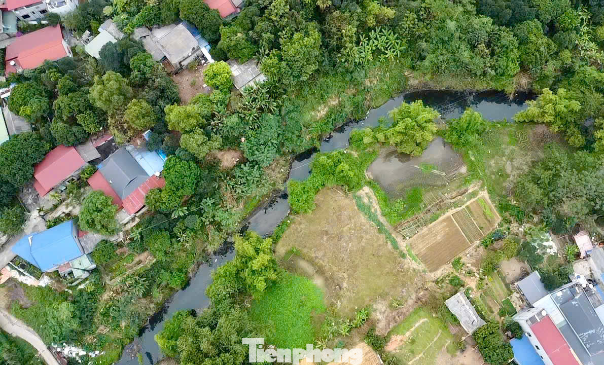 Con suối nước đen kịt, bốc mùi hôi thối chảy qua khu dân cư. Con suối nước đen kịt, bốc mùi hôi thối chảy qua khu dân cư.