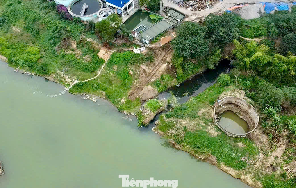 Nước suối ô nhiễm chảy thẳng ra sông Cầu, TP. Thái Nguyên Nước suối ô nhiễm chảy thẳng ra sông Cầu, TP. Thái Nguyên