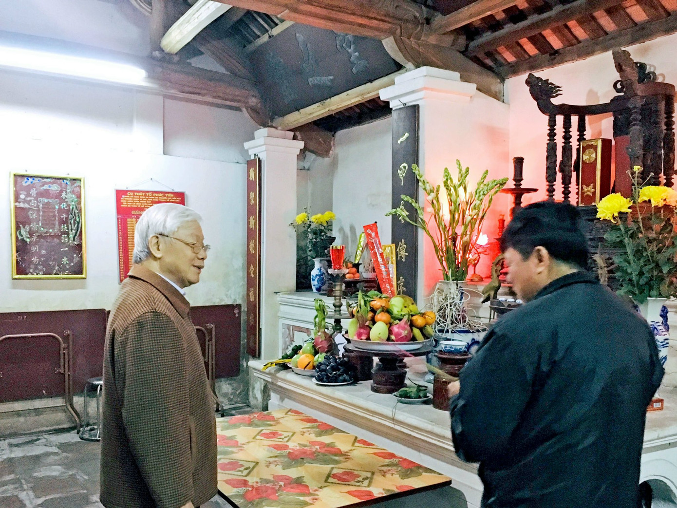 “Tất cả con cháu trong họ đều biết phẩm chất, tính cách giản dị, không phô trương của chú. Có lần người trong họ chỉ dám nói nửa đùa, nửa thật đề xuất xây dựng nhà thờ khang trang hơn, nhưng chú nói luôn: 'Nhà thờ mình vẫn còn tốt, làm gì mà phải xây dựng lại'. Vậy là không ai nói gì thêm nữa”, ông Việt nhớ lại. Trong ảnh, Tổng Bí thư trong lần về dâng hương tại nhà thờ họ.