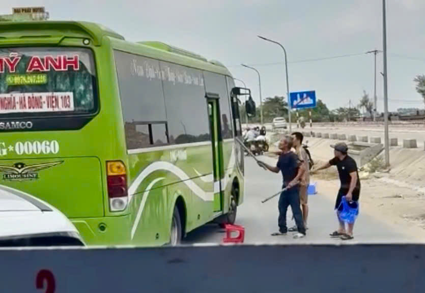 Các đối tượng cầm hung khí chặn xe khách Mỹ Anh BKS 18G-000.60.