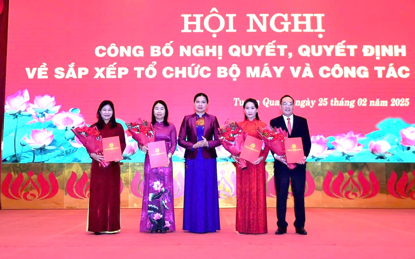 Đồng chí Bí thư Tỉnh ủy Hà Thị Nga trao quyết định tặng hoa chúc mừng lãnh đạo Ban Tuyên giáo và Dân vận Tỉnh ủy. Đồng chí Bí thư Tỉnh ủy Hà Thị Nga trao quyết định tặng hoa chúc mừng lãnh đạo Ban Tuyên giáo và Dân vận Tỉnh ủy.