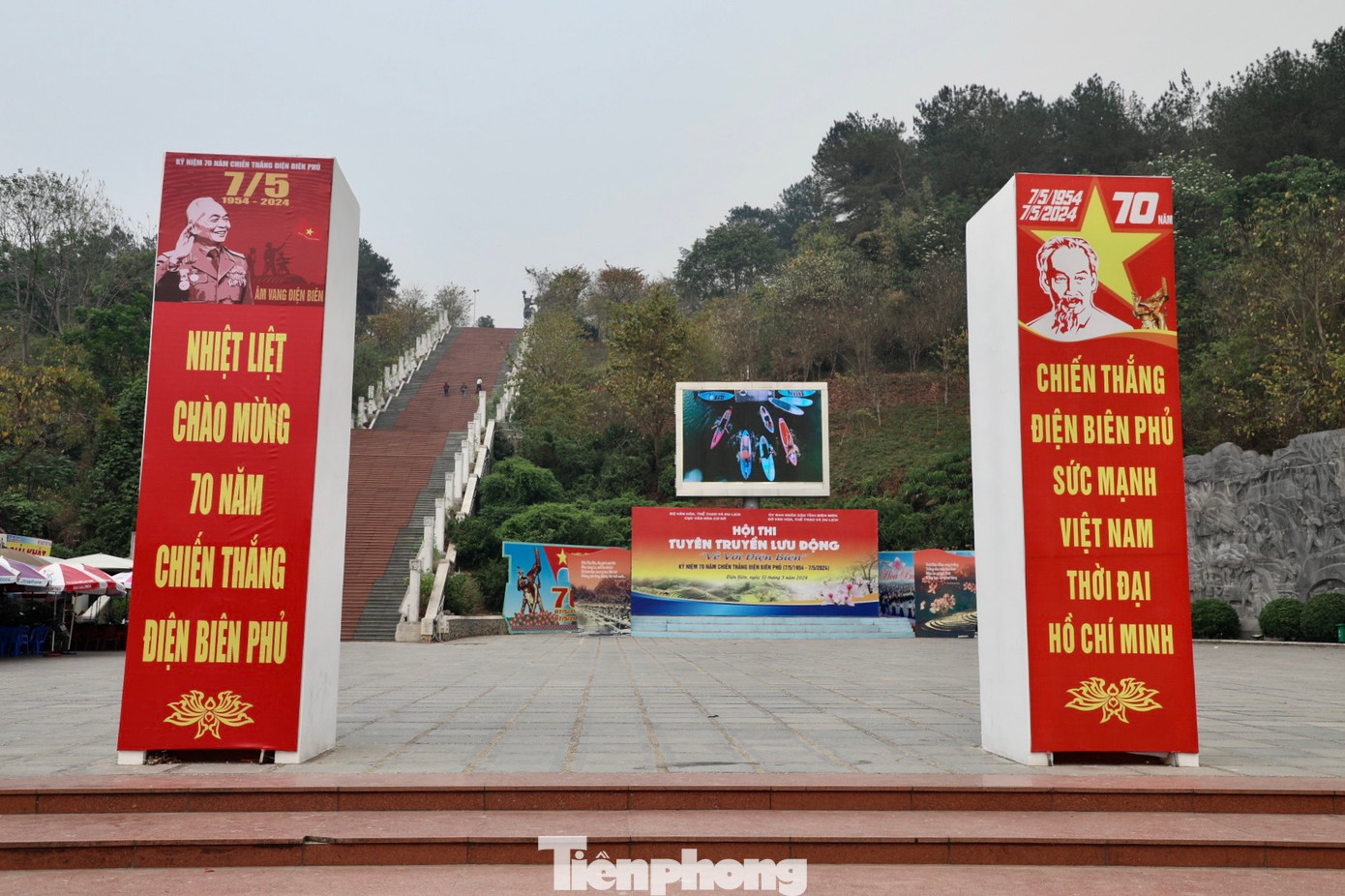 Áp phích cổ động, chào mừng được trang trí tại sân hành lễ Tượng đài Chiến thắng Điện Biên Phủ.