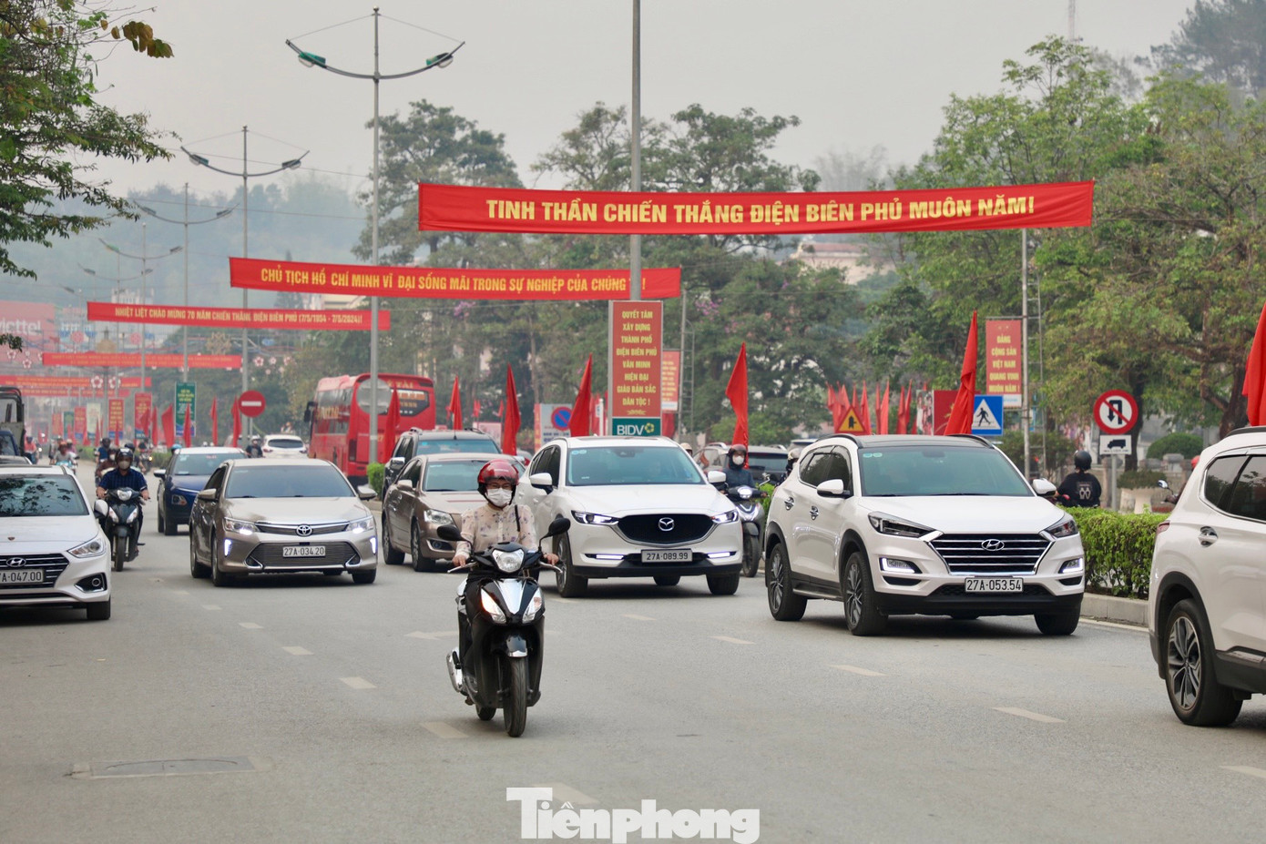 Trên khắp các cung đường của thành phố rực rỡ sắc đỏ của cờ hoa, băng rôn, khẩu hiệu...