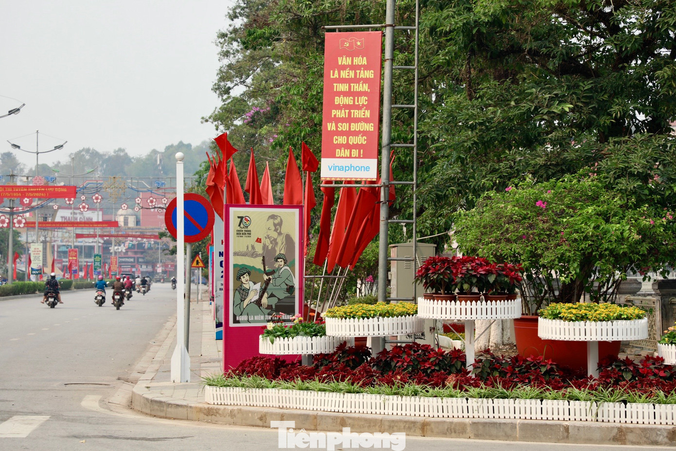 Nhiều chậu hoa tươi được trang trí trên đường Võ Nguyên Giáp.