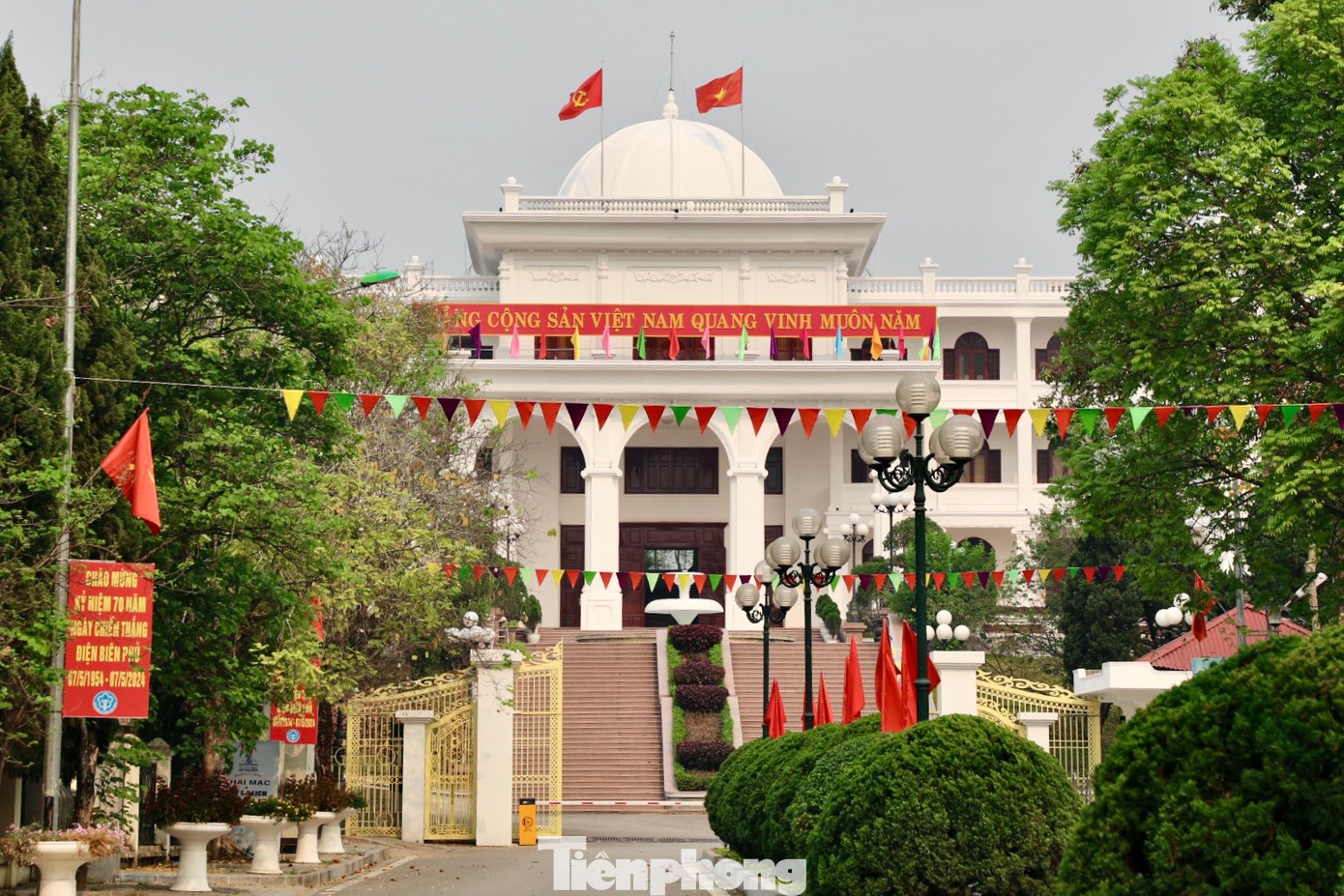 Cờ Tổ quốc, cờ Đảng tung bay tại Tỉnh uỷ Điện Biên.