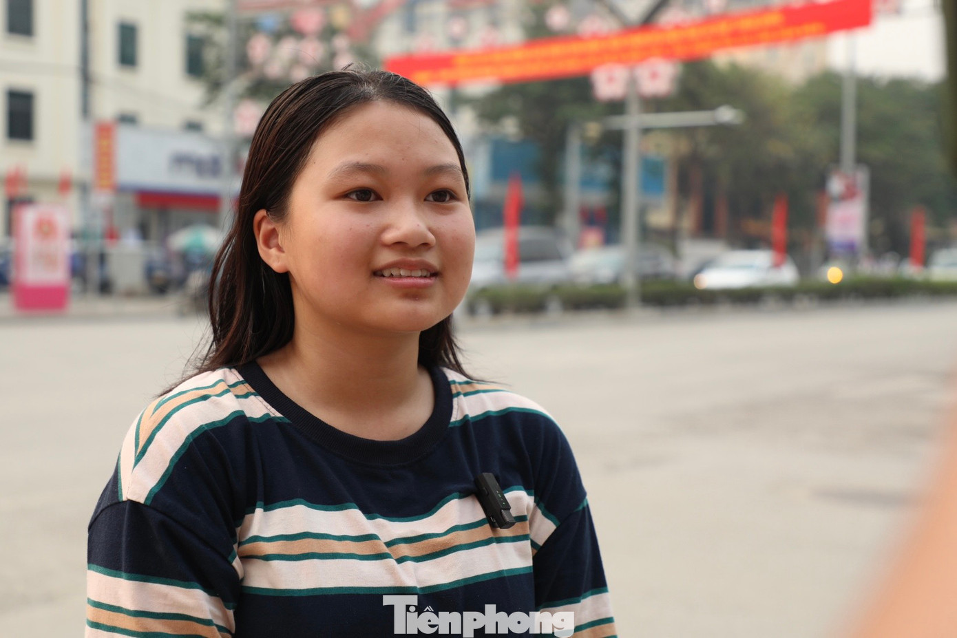 “Khi thấy thành phố của mình được trang trí cờ hoa hoành tráng chào mừng kỷ niệm 70 năm Chiến thắng Điện Biên Phủ, em cảm thấy vô cùng tự hào và vui khi mình là một người con của TP Điện Biên Phủ. Em mong rằng sau này thành phố sẽ luôn đẹp như thế này, kể cả những ngày không phải kỷ niệm…”, em Nguyễn Ngọc Lâm Khánh (học sinh trường THCS Tân Bình, TP Điện Biên Phủ) chia sẻ.