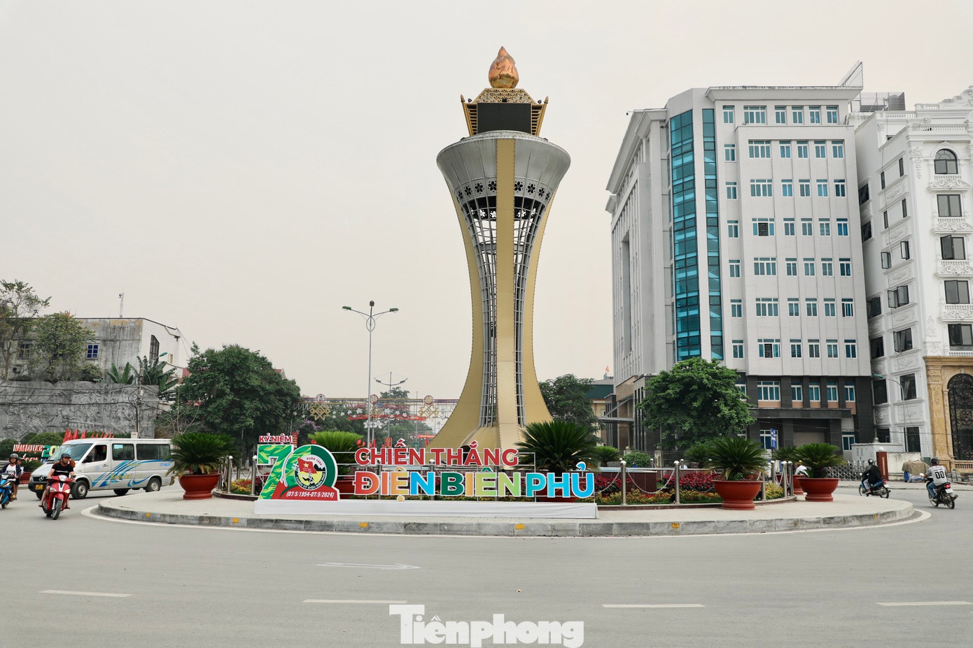 Theo ghi nhận của PV Tiền Phong, những ngày này, trên khắp các đường phố tại TP Điện Biên Phủ, tỉnh Điện Biên đã trang hoàng cờ hoa để chào mừng kỷ niệm 70 năm Chiến thắng Điện Biên Phủ (7/5/1954-7/5/2024).