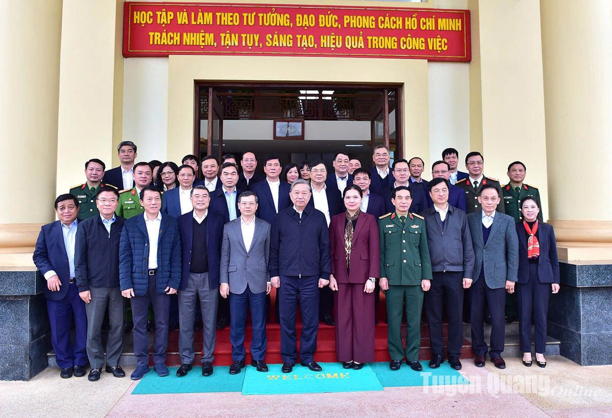 Tổng Bí thư Tô Lâm và đoàn công tác Trung ương cùng các đồng chí lãnh đạo tỉnh chụp ảnh lưu niệm. Ảnh: Báo Tuyên Quang. Tổng Bí thư Tô Lâm và đoàn công tác Trung ương cùng các đồng chí lãnh đạo tỉnh chụp ảnh lưu niệm. Ảnh: Báo Tuyên Quang.