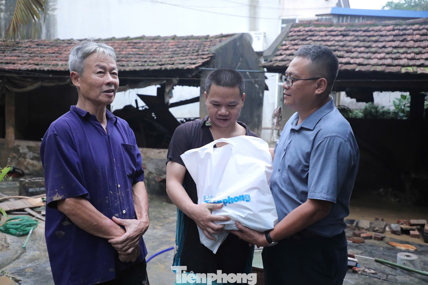 Đoàn công tác báo Tiền Phong chia sẻ khó khăn, trao phần quà đến gia đình ông Cương.