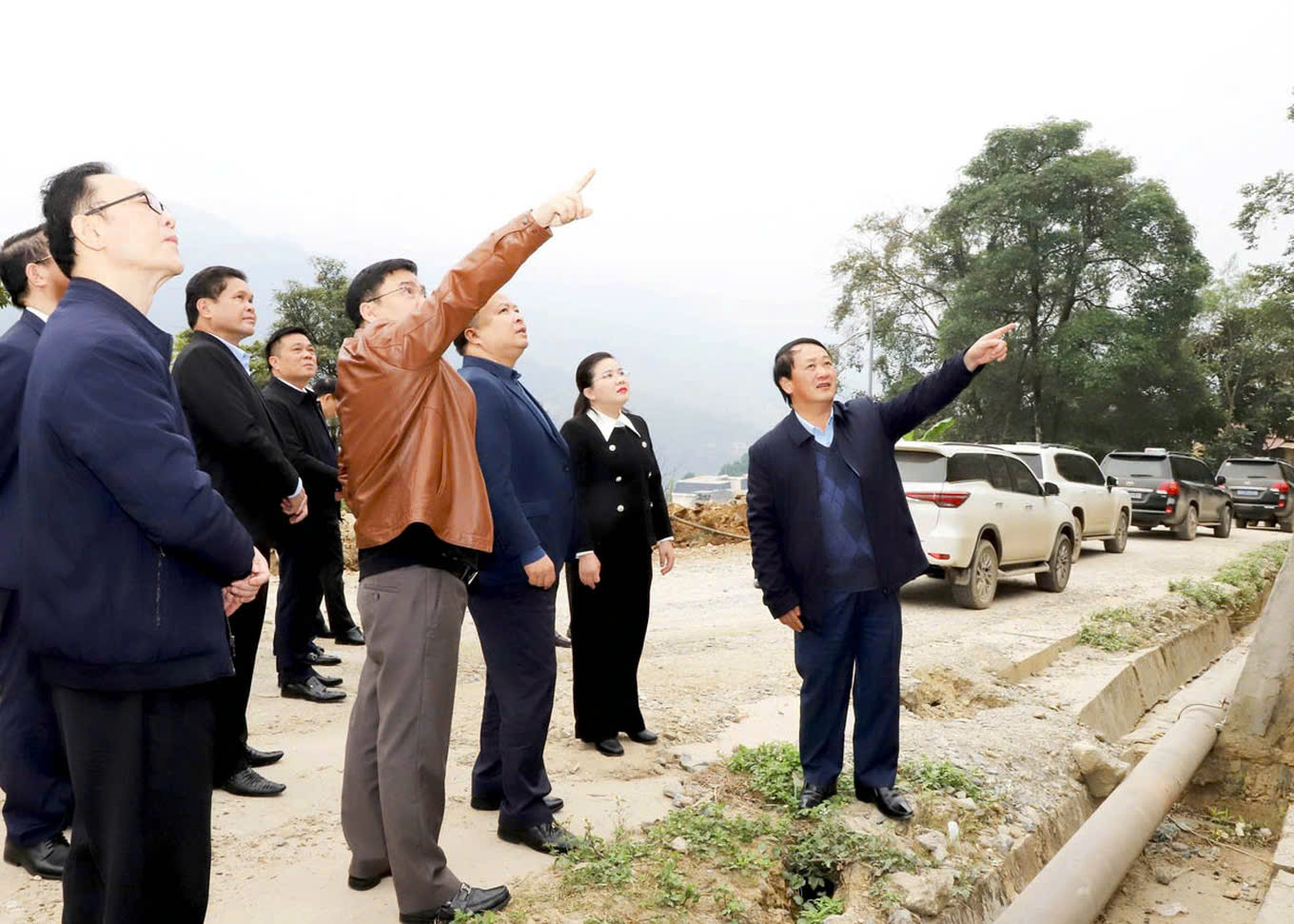 Lãnh đạo tỉnh Hà Giang khảo sát các địa điểm có nguy cơ sạt lở cao tại thị trấn Cốc Pài, huyện Xín Mần. Ảnh: UBND huyện Xín Mần