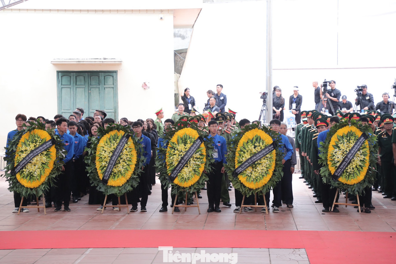 Lực lượng tình nguyện viên hết lòng phục vụ nhân dân đến viếng Tổng Bí thư. Lực lượng tình nguyện viên hết lòng phục vụ nhân dân đến viếng Tổng Bí thư.