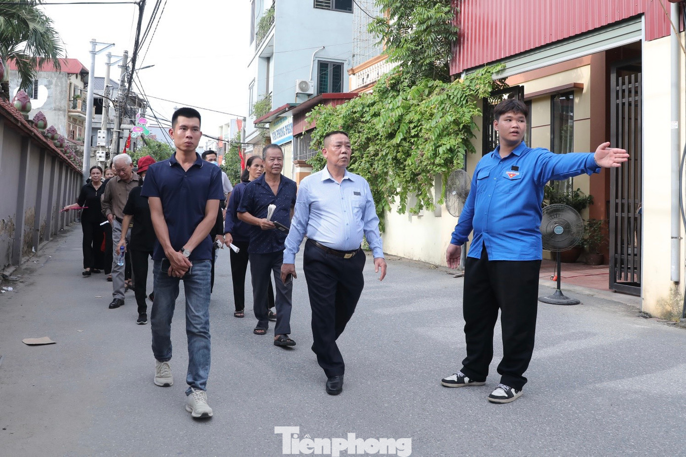 Đoàn viên, thanh niên hướng dẫn người dân di chuyển đến nơi tổ chức tang lễ. Đoàn viên, thanh niên hướng dẫn người dân di chuyển đến nơi tổ chức tang lễ.