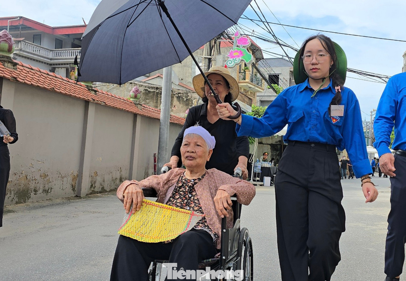 Trong ngày đầu lễ tang, thời tiết oi bức, lúc nắng, lúc mưa nhưng những bóng áo xanh vẫn tích cực hỗ trợ người dân. Trong ngày đầu lễ tang, thời tiết oi bức, lúc nắng, lúc mưa nhưng những bóng áo xanh vẫn tích cực hỗ trợ người dân.