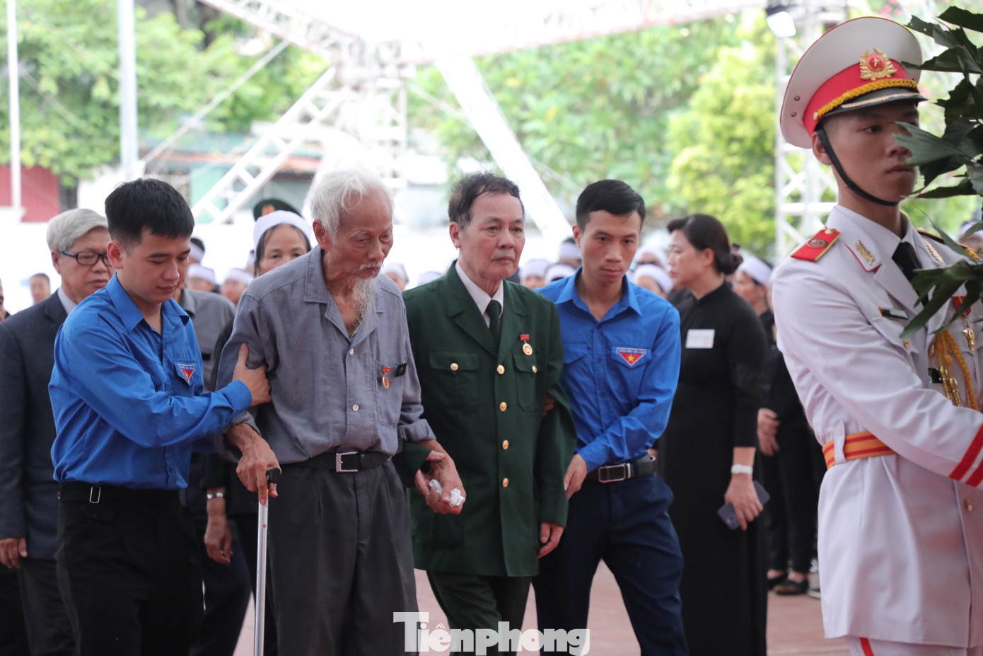 Lực lượng tình nguyện viên hết lòng phục vụ nhân dân đến viếng Tổng Bí thư. Lực lượng tình nguyện viên hết lòng phục vụ nhân dân đến viếng Tổng Bí thư.