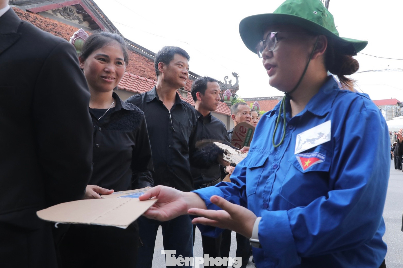 Trong ngày đầu lễ tang, thời tiết oi bức, lúc nắng, lúc mưa nhưng những bóng áo xanh vẫn tích cực hỗ trợ người dân. Trong ngày đầu lễ tang, thời tiết oi bức, lúc nắng, lúc mưa nhưng những bóng áo xanh vẫn tích cực hỗ trợ người dân.