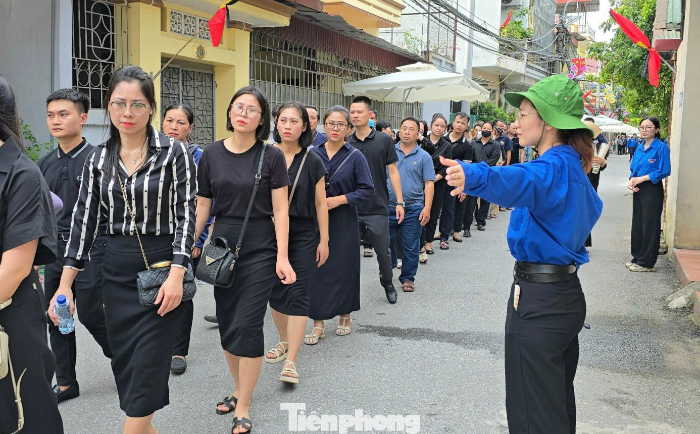 Đoàn viên, thanh niên hướng dẫn người dân di chuyển đến nơi tổ chức tang lễ. Đoàn viên, thanh niên hướng dẫn người dân di chuyển đến nơi tổ chức tang lễ.