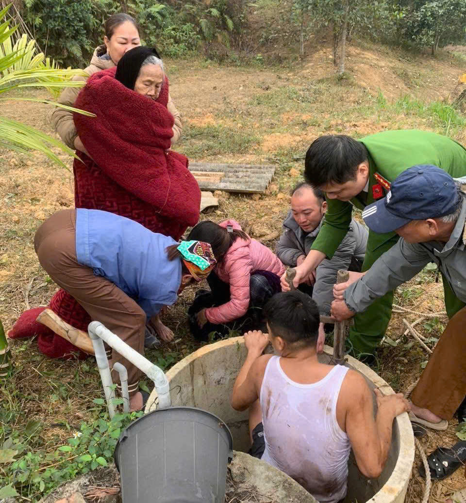 Sau 30 phút, bà Tu được đưa lên mặt đất an toàn.