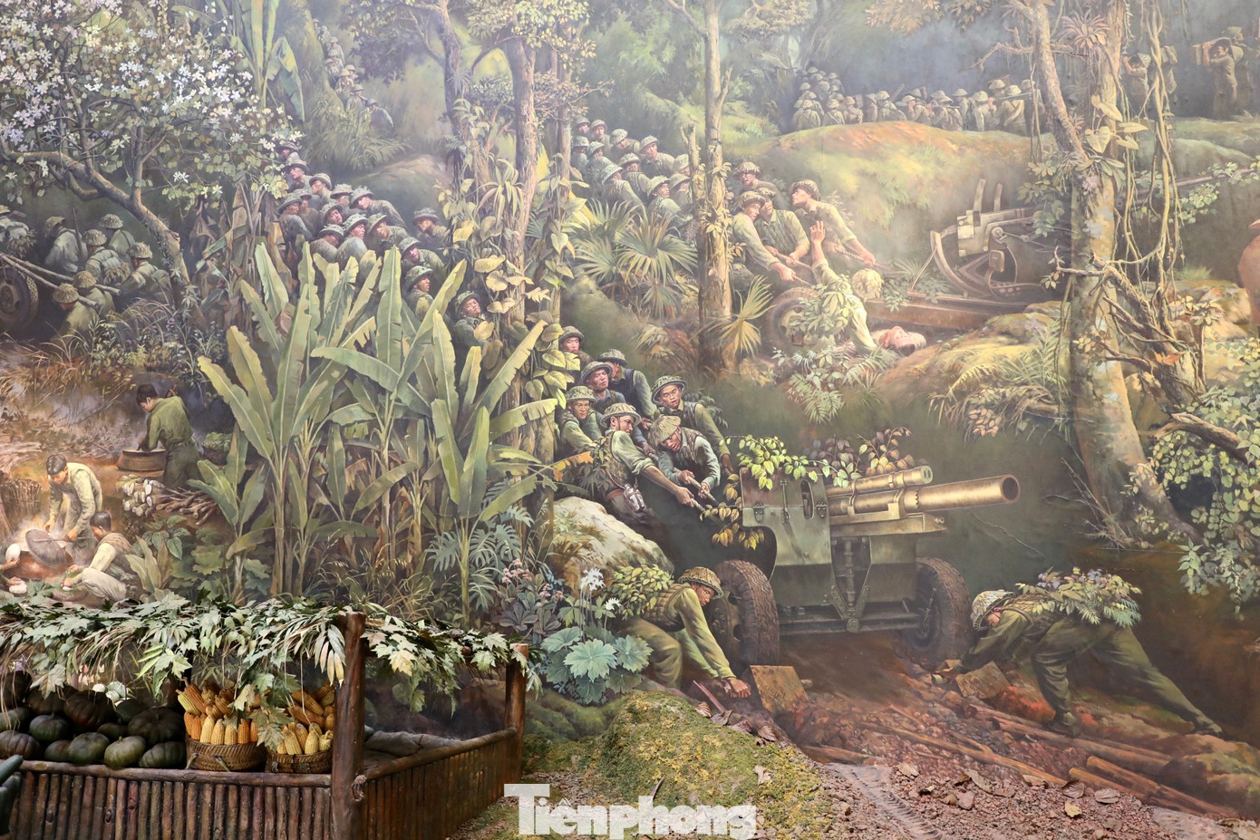 Hình ảnh bộ đội ta kéo pháo vào trận địa.