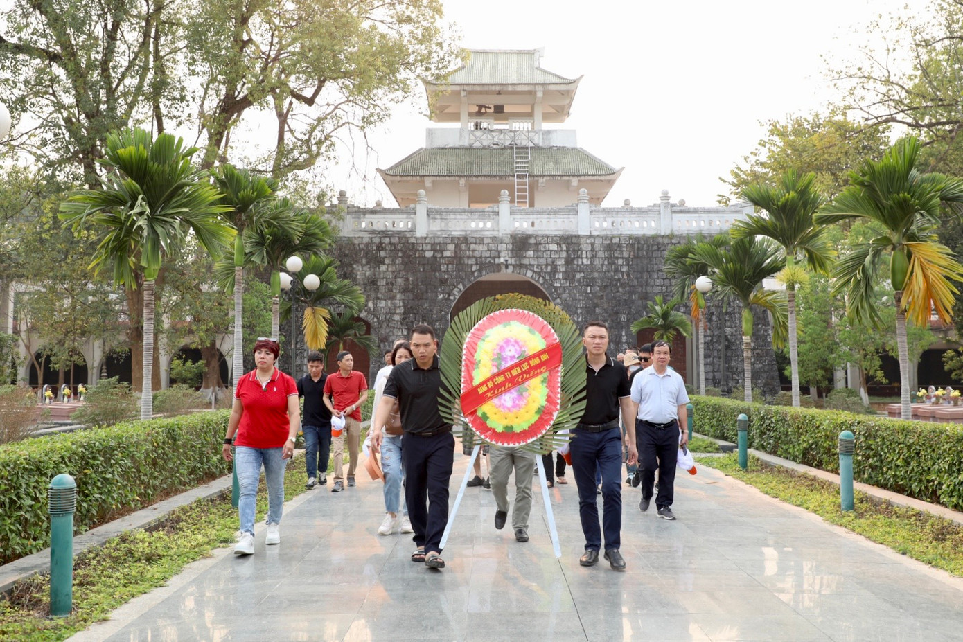 Nằm cách điểm di tích lịch sử đồi A1 vài trăm mét về phía Nam là nghĩa trang liệt sỹ A1 (được xây dựng năm 1958). Đây là nơi an nghỉ của 644 anh hùng liệt sỹ hy sinh trong chiến dịch Điện Biên Phủ.