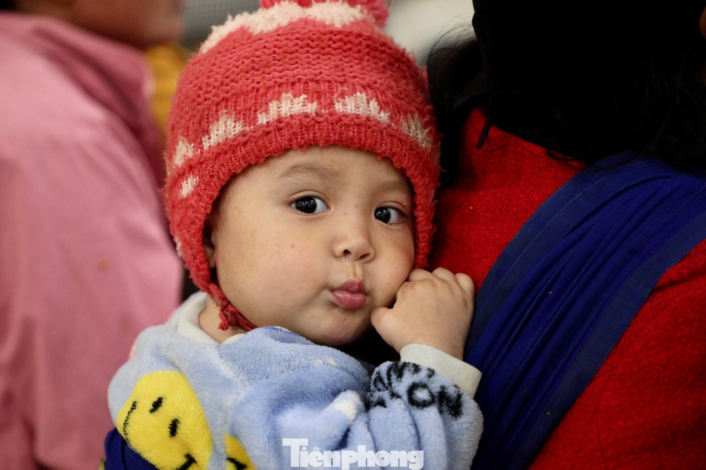 Ngồi phía cuối lớp là vợ chồng ông Đào Văn Lù (56 tuổi). Vợ chồng ông có 6 con, bé nhỏ nhất mới chỉ hơn 1 tuổi. Do không có người trông nom, vợ chồng ông phải địu con đi học cùng.