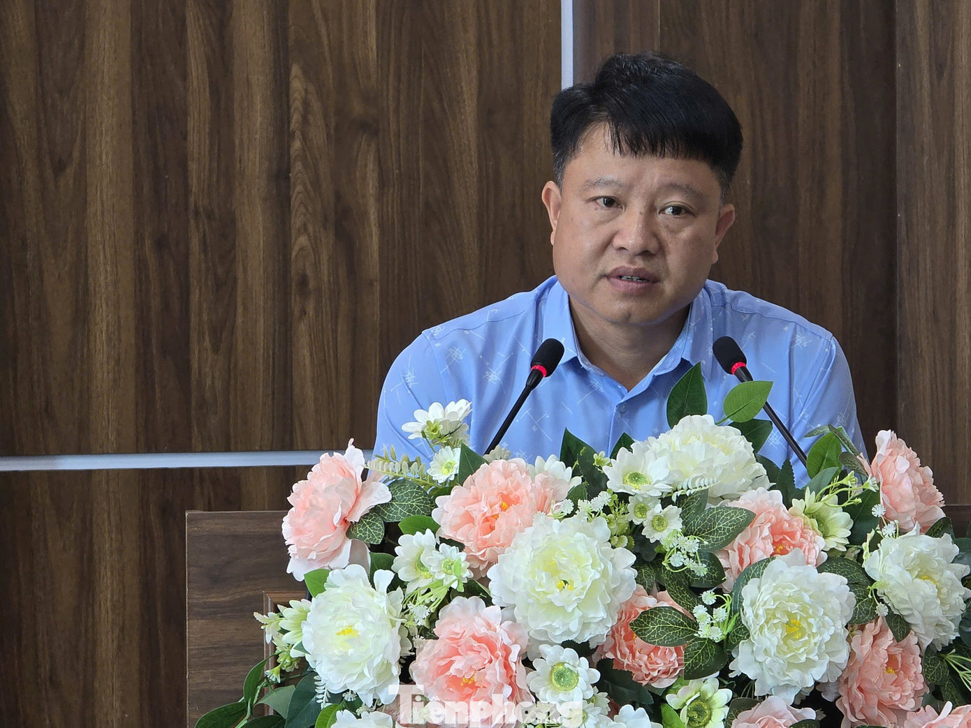 “Huyện Văn Bàn rất cảm ơn báo Tiền Phong và qua báo gửi lời cảm ơn đến các mạnh thường quân đã dành sự yêu thương, tấm lòng những món quà hết sức ý nghĩa cho các cháu. Mong rằng những hoạt động từ thiện của báo ngày càng phát triển để chung tay góp sức cùng với chính quyền các địa phương để tiếp tục có nhiều hoạt động ý nghĩa, giúp những hoàn cảnh khó khăn, các cháu mồ côi, các mảnh đời bất hạnh trong cuộc sống, để họ có điều kiện vươn lên trong cuộc sống góp sức xây dựng cuộc sống ngày càng tươi đẹp hơn”, ông Hương nói và gửi lời dặn dò đến những người giám hộ cho các em học sinh nhận sổ tiết kiệm sử dụng đúng mục đích, hiệu quả.