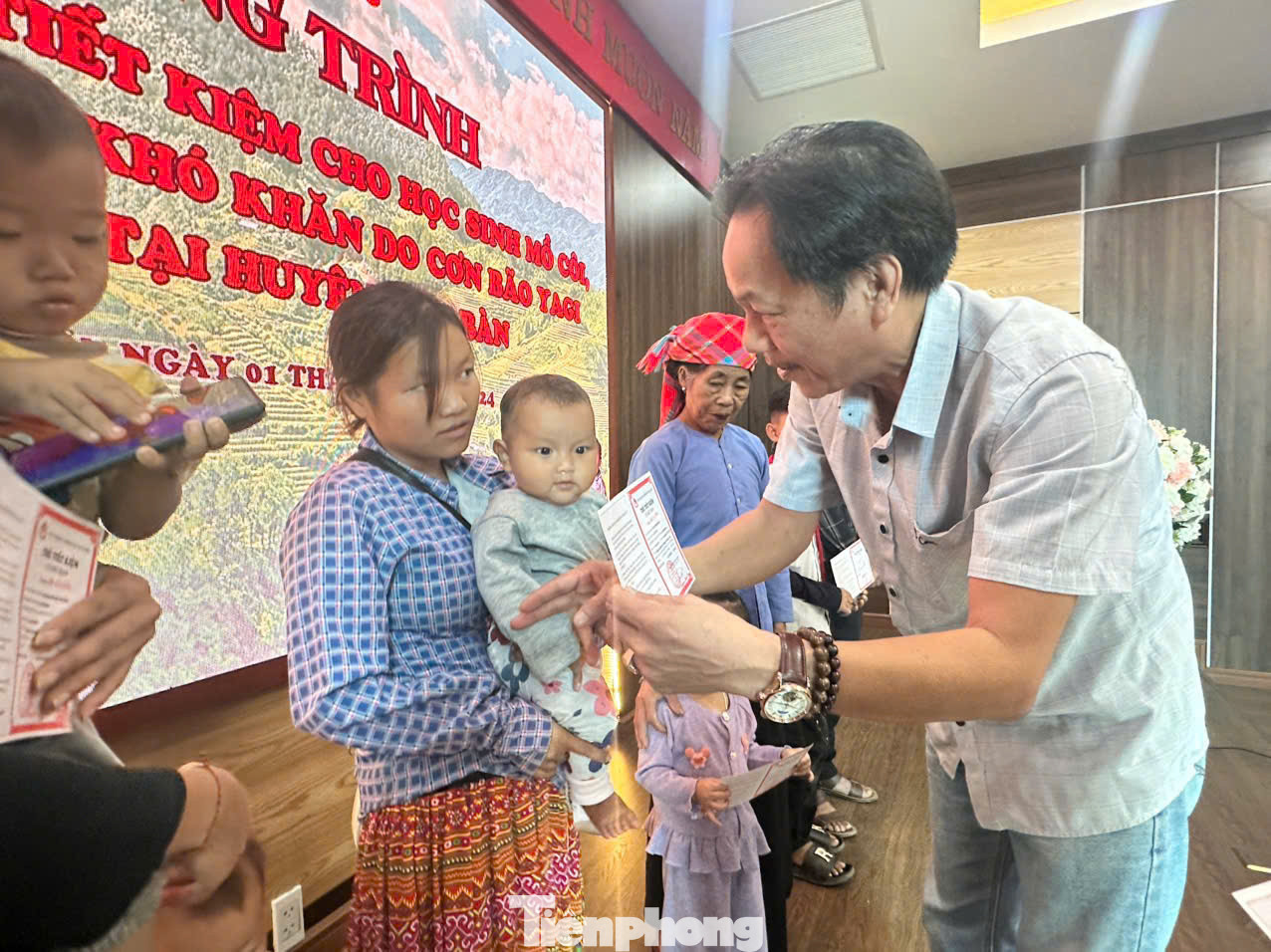 Tại chương trình, đại diện báo Tiền Phong đã trao 6 sổ tiết kiệm (mỗi sổ 30 triệu đồng) cho 6 em nhỏ mồ côi cha, mẹ do ảnh hưởng của lũ, bão vừa qua.