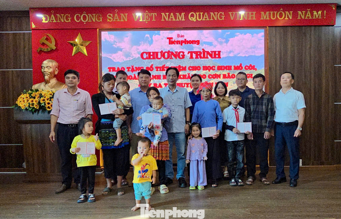 Các đại biểu chụp ảnh lưu niệm cùng lãnh đạo, các trẻ mồ côi và người giám hộ tại huyện Văn Bàn.