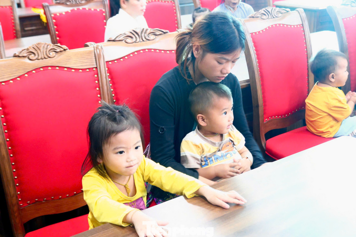 “Tôi mong muốn, cuốn sổ tiết kiệm như một chỉ dấu để dìu các cháu, em, con từng bước để trưởng thành, tự tin hơn trong cuộc sống, giúp hàn gắn đau thương, mất mát. Người giám hộ của các cháu hãy theo dõi và quản lý được nguồn kinh phí này sao cho nhân văn nhất, hiệu quả nhất, giúp từng ngày một cho các con. Nó như một hơi ấm của cộng đồng gửi đến, giúp các con, các cháu đầy đủ nghị lực, năng lực để bước tới chân trời ánh sáng”, nhà báo Lê Minh Toản phát biểu.