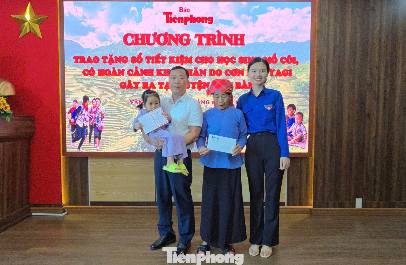 Ngoài ra, báo cũng trao tặng 3.950.000 đồng cho em Nguyễn Ánh Thủy (SN2022) nhà ở thôn Bô Khánh, xã Yên Hạ (Văn Bàn). Đây là tiền ủng hộ của bạn đọc báo Tiền Phong gửi riêng hỗ trợ em Thủy. Thủy có bố mẹ đi làm công nhân ở xã Nậm Lúc, huyện Bắc Hà bị thiệt mạng trong vụ sạt lở ở thủy điện Đông Nam Á - Nậm Lúc, huyện Bắc Hà, Lào Cai. Hôm nay, Thủy được bà nội và bác đưa đến, em vẫn ngây thơ, chỉ biết bố mẹ đi làm xa.