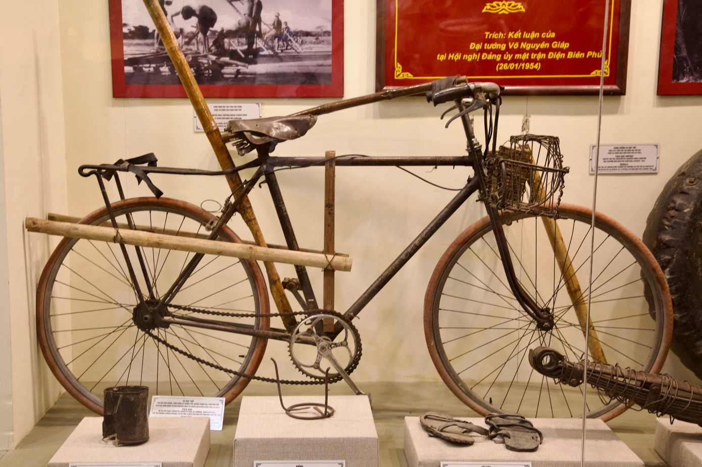 Trong cuộc kháng chiến chống Pháp, đặc biệt trong Chiến dịch Điện Biên Phủ, những chiếc xe đạp đã được lực lượng dân công hoả tuyến, bộ đội Việt Nam cải tiến thành chiếc xe đạp thồ. Trên những cung đường hiểm nguy, suối sâu đèo cao, hơn 21.000 "ngựa sắt" đã được dùng để vận chuyển lượng lớn vũ khí, đạn dược, thuốc men, lương thực cho đội quân 50.000 người từ cự ly 500km - 600km.