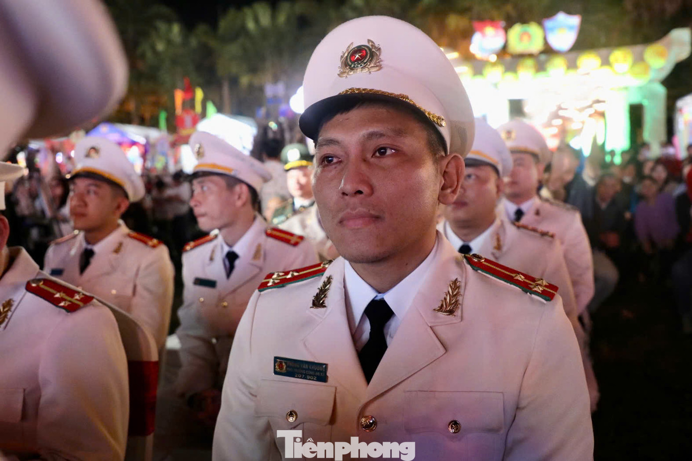 Thượng úy Phùng Văn Khương - Phó Trưởng Công an xã Hồng Thuận (Giao Thủy, Nam Định). Thượng úy Phùng Văn Khương - Phó Trưởng Công an xã Hồng Thuận (Giao Thủy, Nam Định).