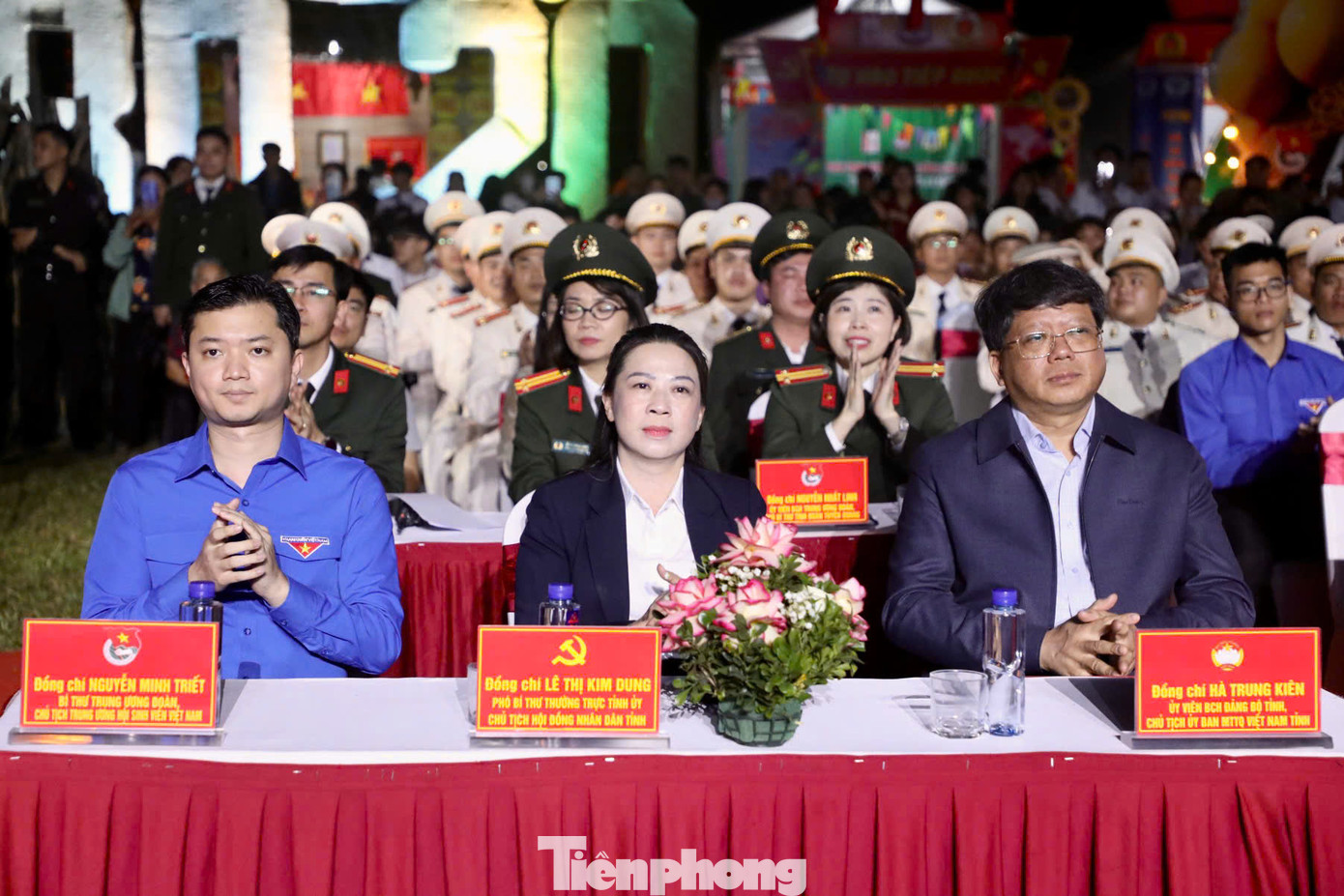 Anh Nguyễn Minh Triết - Bí thư Trung ương Đoàn, Trưởng ban tổ chức Hội trại cùng các đại biểu tham dự buổi lễ. Anh Nguyễn Minh Triết - Bí thư Trung ương Đoàn, Trưởng ban tổ chức Hội trại cùng các đại biểu tham dự buổi lễ.