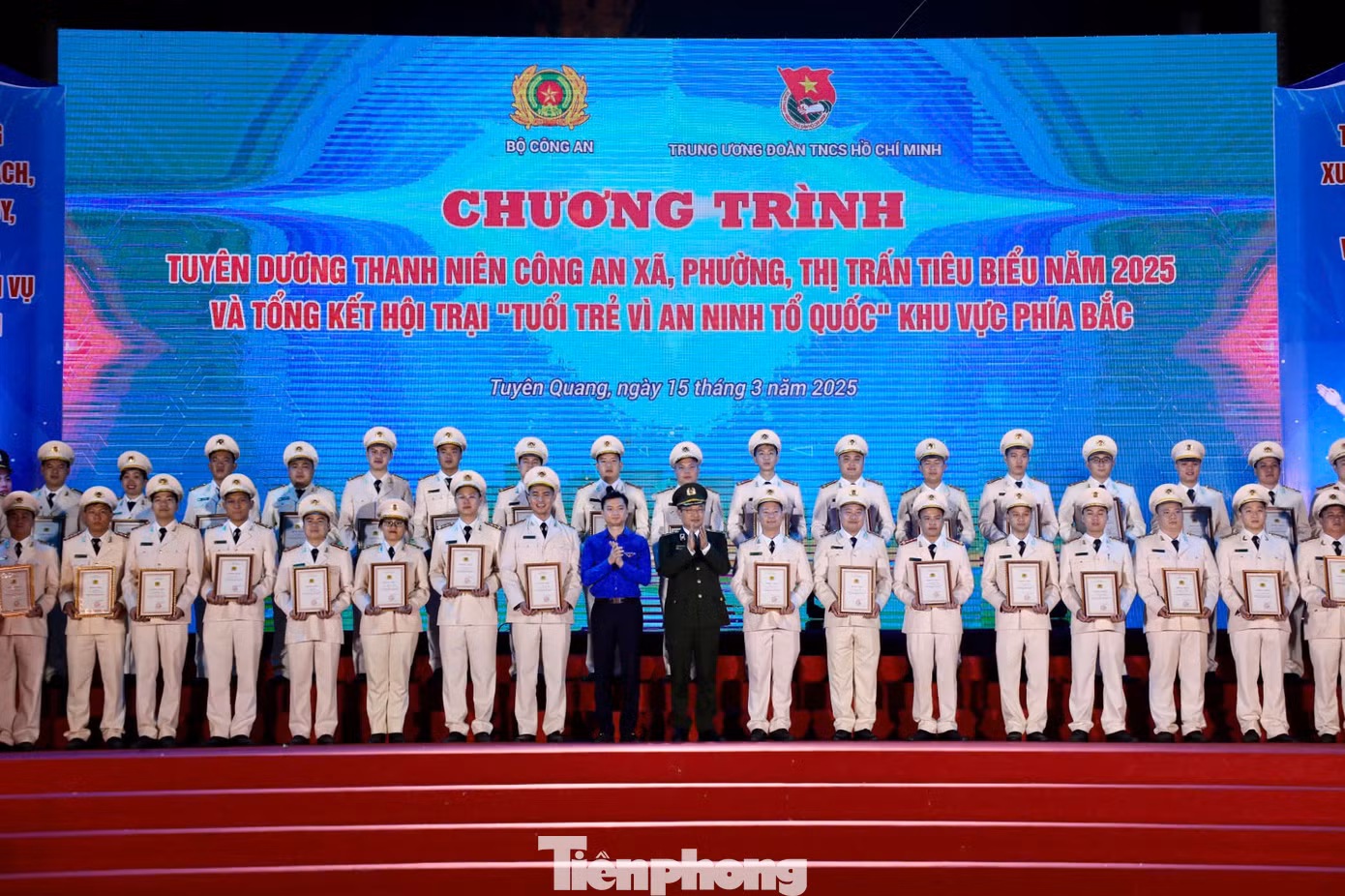Anh Nguyễn Minh Triết - Bí thư Trung ương Đoàn và Trung tướng Nguyễn Ngọc Toàn - Cục trưởng Cục Công tác chính trị, Bộ Công an trao bằng khen cho 80 thanh niên Công an xã, phường, thị trấn tiêu biểu năm 2025.