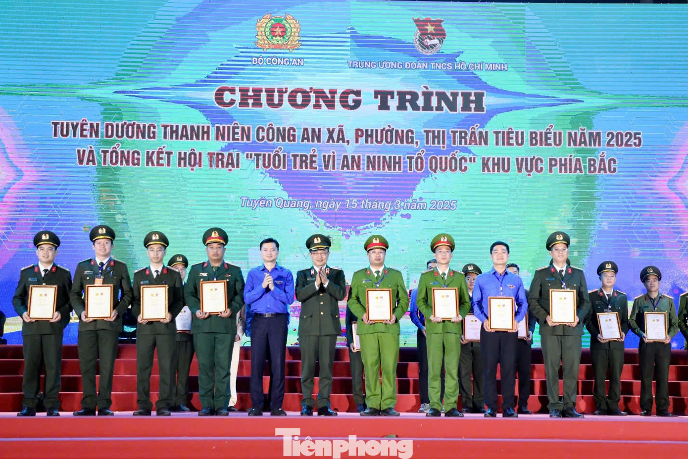 Ban tổ chức đã trao 8 giải A cho các đơn vị có thành tích xuất sắc. Ban tổ chức đã trao 8 giải A cho các đơn vị có thành tích xuất sắc.