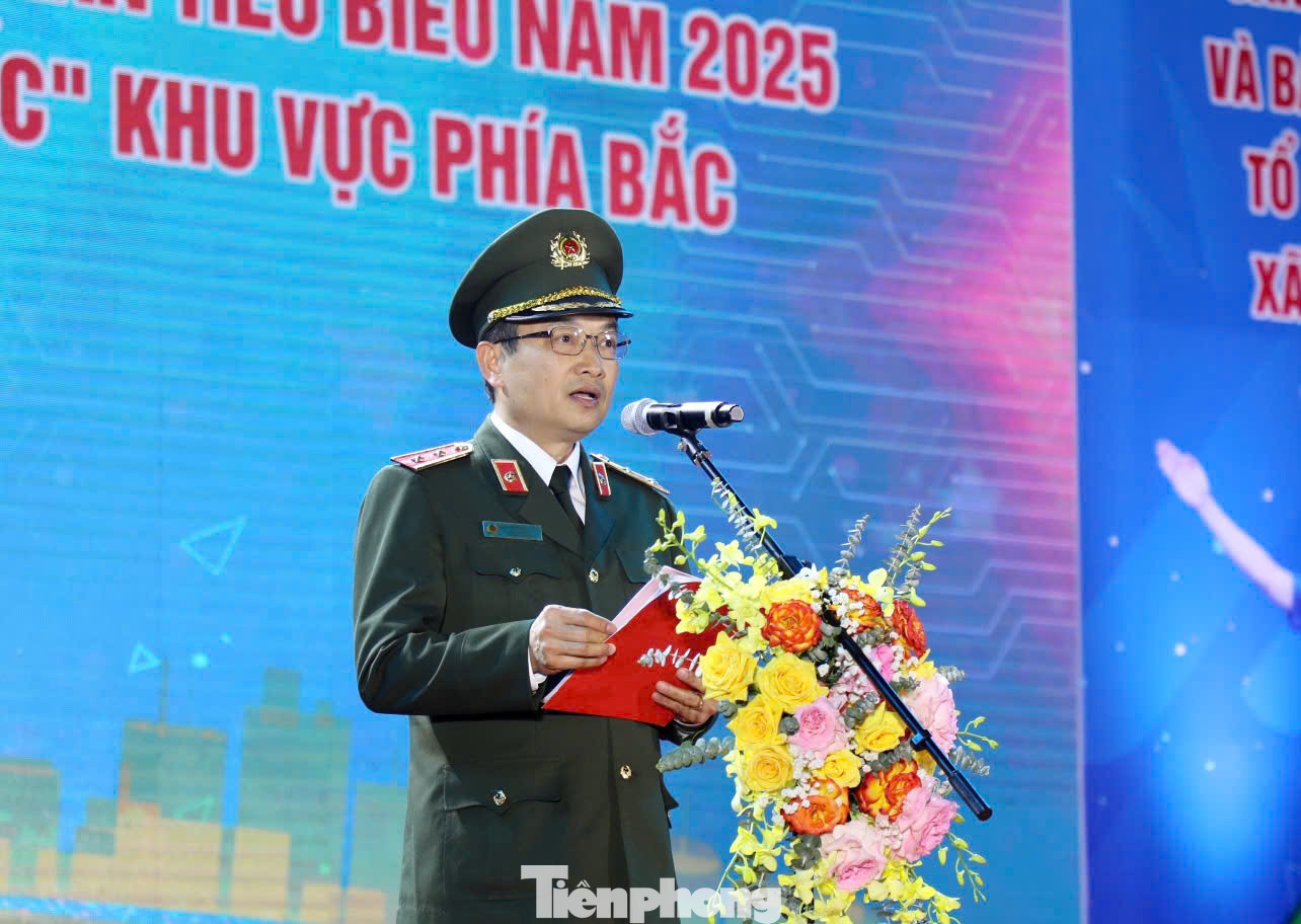 Trung tướng Nguyễn Ngọc Toàn - Cục trưởng Cục Công tác chính trị, Bộ Công an phát biểu tại buổi lễ. Trung tướng Nguyễn Ngọc Toàn - Cục trưởng Cục Công tác chính trị, Bộ Công an phát biểu tại buổi lễ.