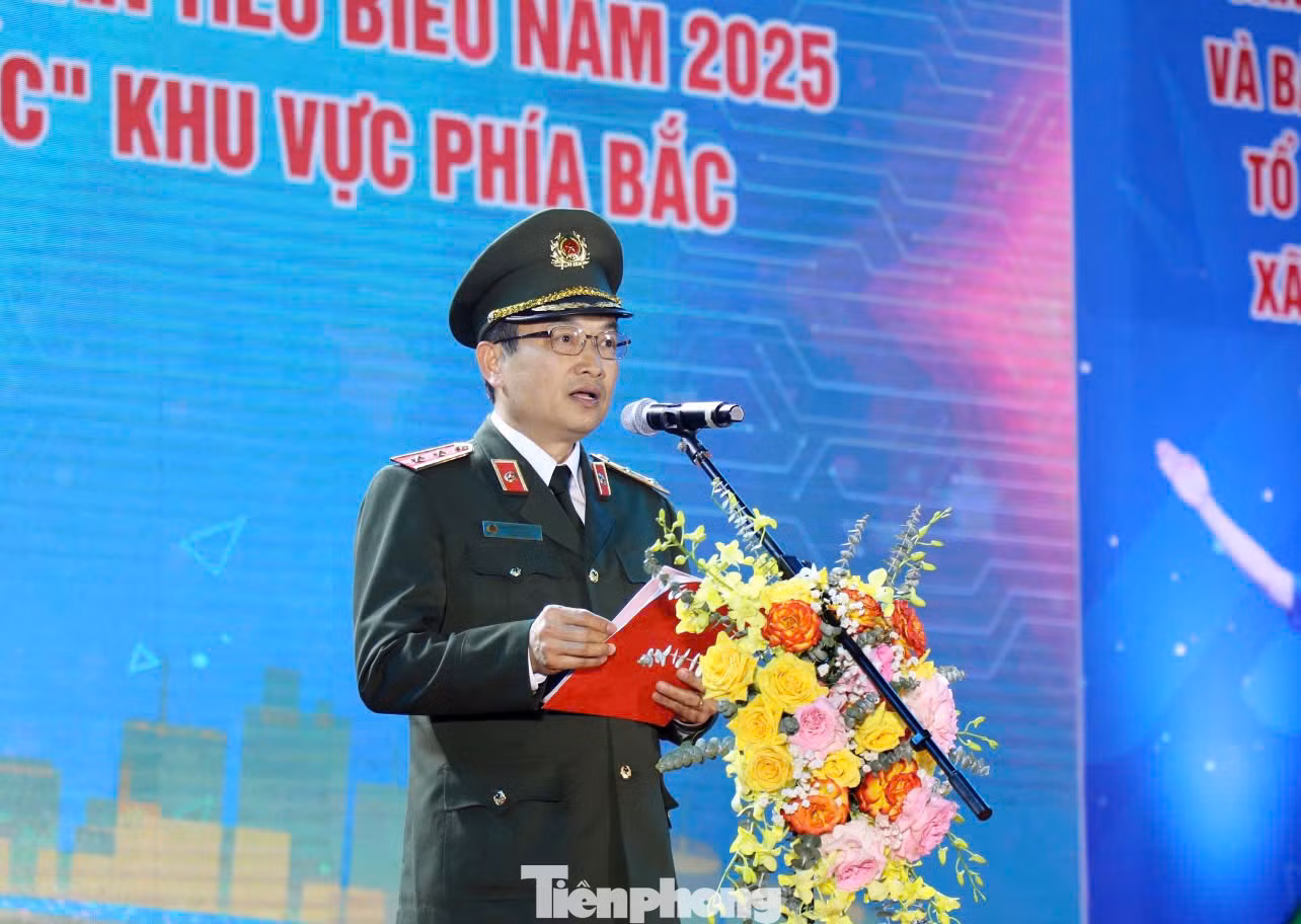 Trung tướng Nguyễn Ngọc Toàn - Cục trưởng Cục Công tác chính trị, Bộ Công an phát biểu tại buổi lễ.