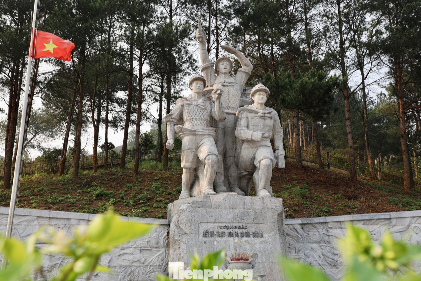 Tượng đài di tích lịch sử Ngã ba Cò Nòi là nơi khắc ghi lại mốc son lịch sử hào hùng của lực lượng Thanh niên xung phong Việt Nam trong chiến dịch Điện Biên Phủ, được khánh thành và đưa vào sử dụng ngày 7/5/2002 trên diện tích 20.000 m2.