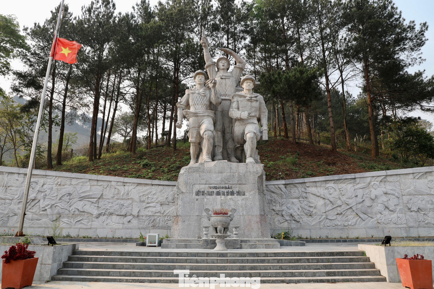 Các bức phù điêu tái hiện lại hình ảnh quân và dân chi viện cho chiến trường Điện Biên Phủ, sức mạnh của lực lượng thanh niên xung phong trong việc san lấp hố bom, thông đường, kéo pháo…