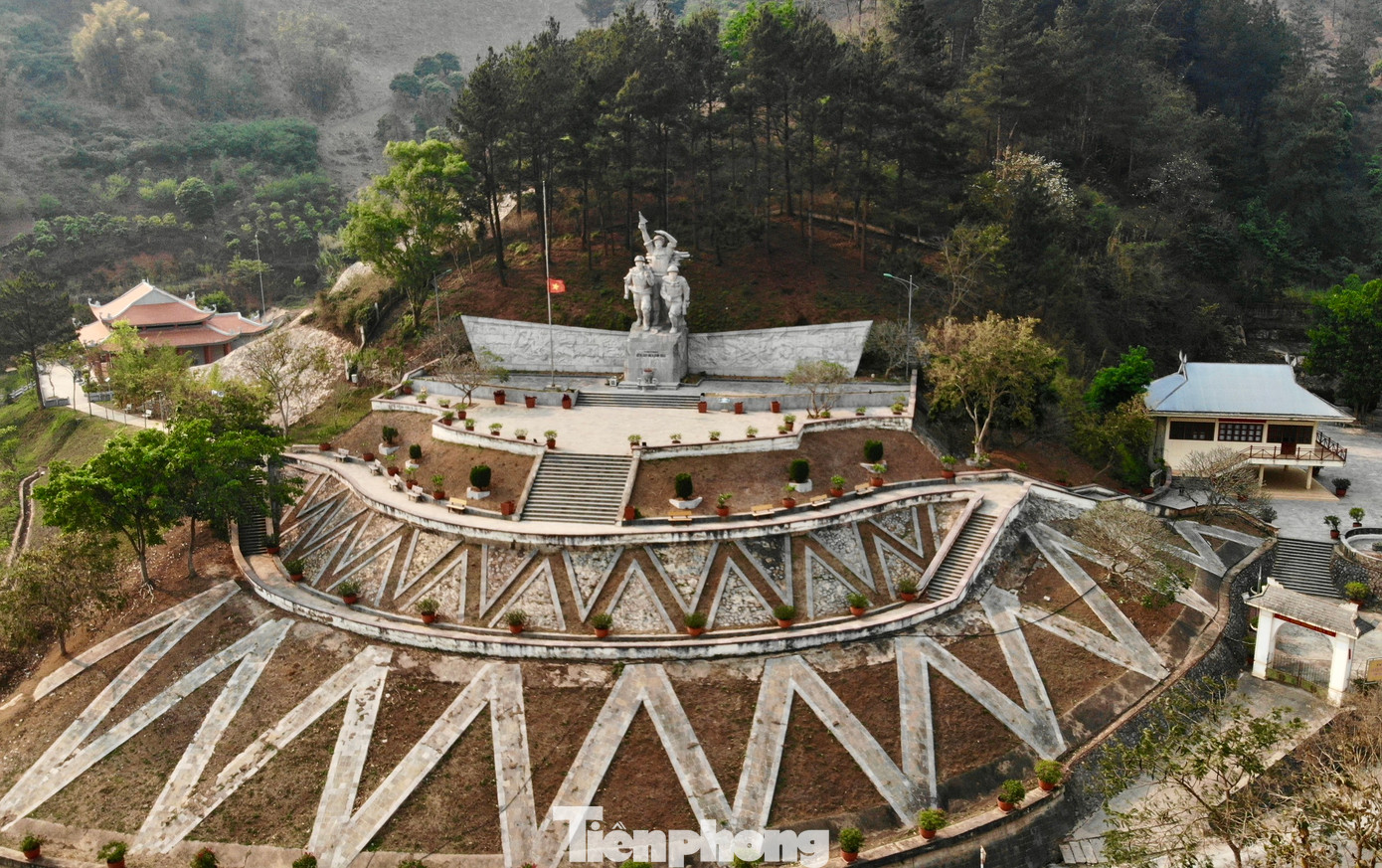 Trên cung đường vận chuyển lương thực, thực phẩm, vũ khí, đạn dược tiếp tế cho chiến trường Điện Biên Phủ, Ngã ba Cò Nòi (thuộc địa phận xã Cò Nòi, huyện Mai Sơn, tỉnh Sơn La) là “yết hầu” mà địch luôn quyết liệt ngăn chặn, cắt đứt. Ngã ba này nằm ở giao điểm giữa đường 13 từ căn cứ địa Việt Bắc sang và đường 41 (quốc lộ 6 hiện nay) từ đồng bằng, Liên khu 3, Liên khu 4 lên, “là một cửa ải tất cả người ra trận phải vượt qua”.