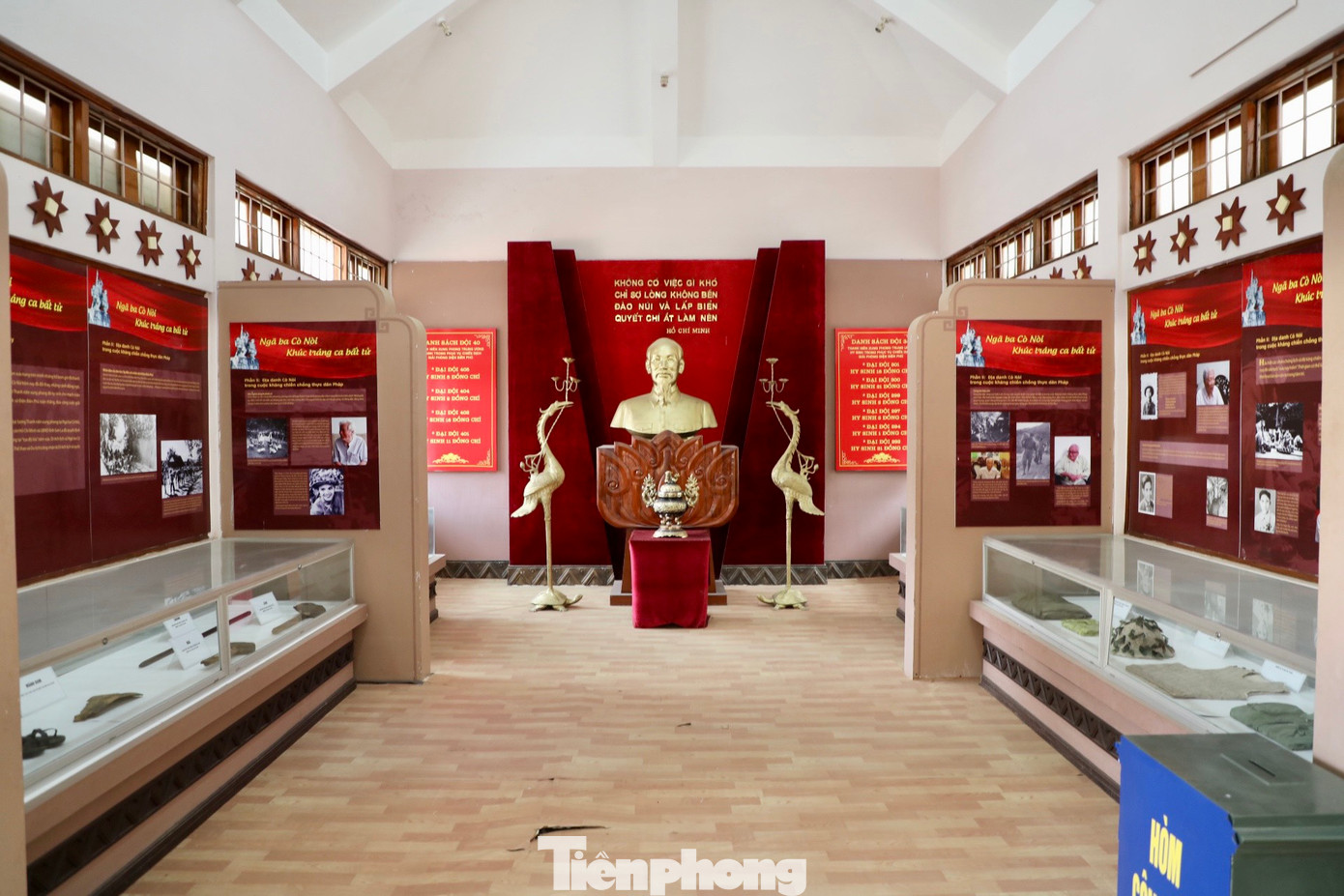 Khu vực Nhà trưng bày hiện vật Di tích lịch sử Ngã ba Cò Nòi hiện bảo quản 28 hiện vật, trong đó có 15 hiện vật và 13 tư liệu ảnh.