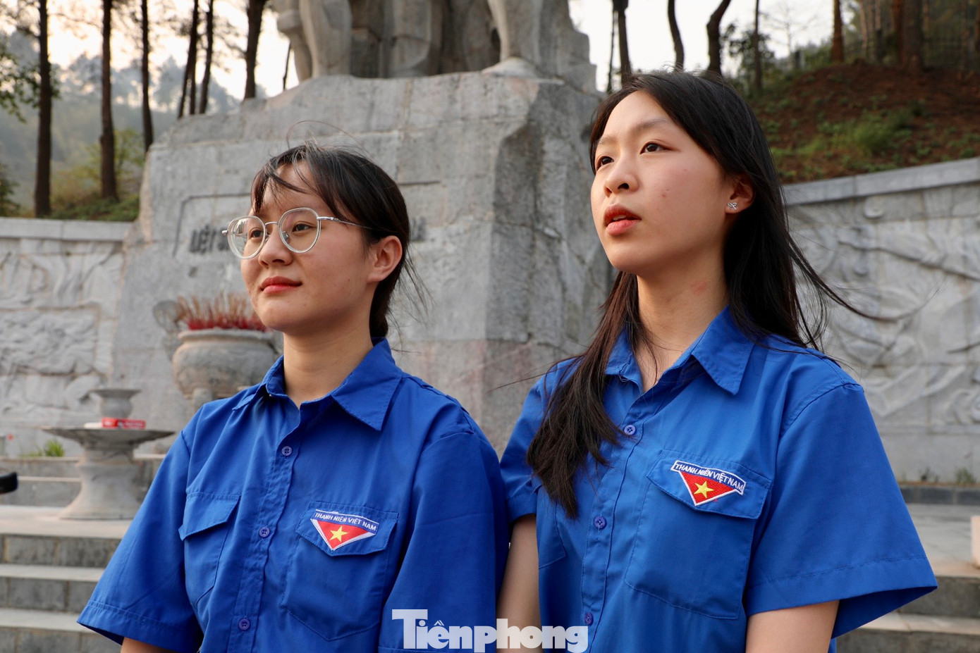 Em Cầm Phương Thảo (bên phải) và Vũ Ánh Quỳnh (học sinh trường THPT Mai Sơn) cùng chia sẻ: ''Cha ông ta đã có công dựng nước, giữ nước nên thế hệ trẻ các em cần phải cùng nhau giữ nước. Các em hứa đoàn kết và không ngừng học hỏi, trau dồi kiến thức để góp phần xây dựng đất nước ngày càng phát triển''.