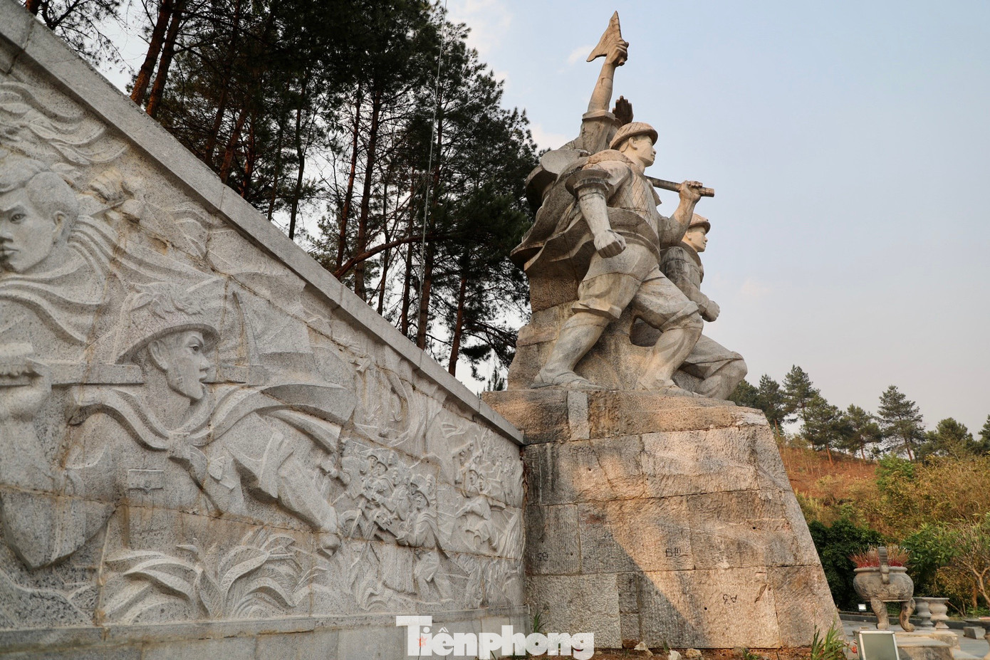 Hai bên tượng đài có hai bức phù điêu khắc họa các hình ảnh thể hiện tinh thần "tât cả cho tiền tuyến", "tất cả để chiến thắng" của quân và dân ta trước thực dân Pháp. Mỗi bức phù điêu có diện tích 42 m2, nặng đến 52 tấn.