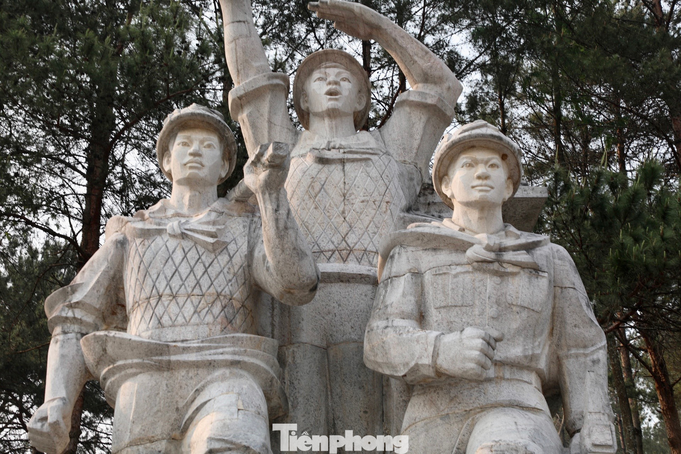 Tượng đài được xây dựng với nhóm tượng 3 nam thanh niên xung phong ở tư thế khác nhau. Cụm tượng làm bằng đá xanh, cao 12 m, đặt trên bệ khối đá nặng 280 tấn.