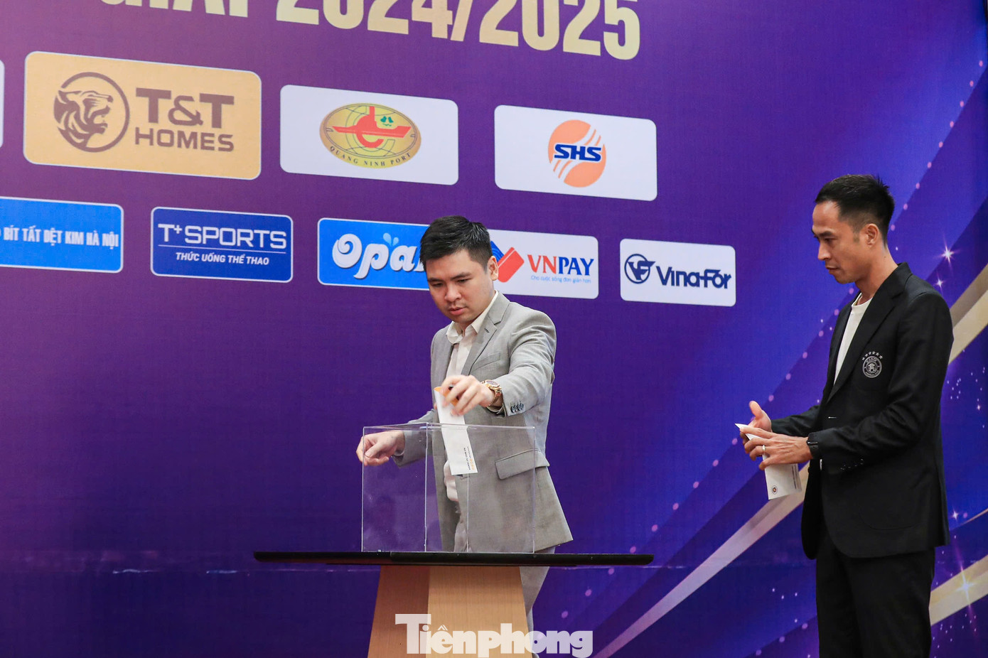 Ông Đỗ Vinh Quang - Chủ tịch CLB bóng đá Hà Nội ủng hộ bão lũ.