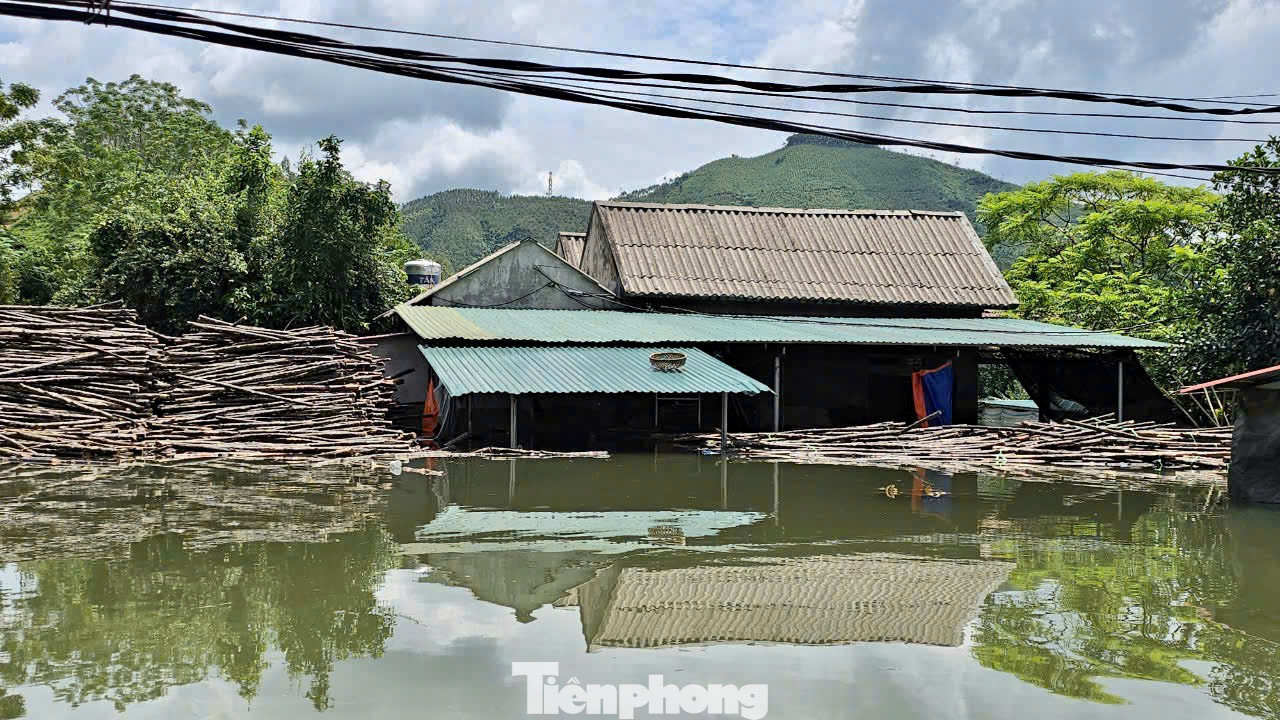 Hàng chục hộ dân tại xã Vĩnh Yên vẫn chìm trong biển nước.