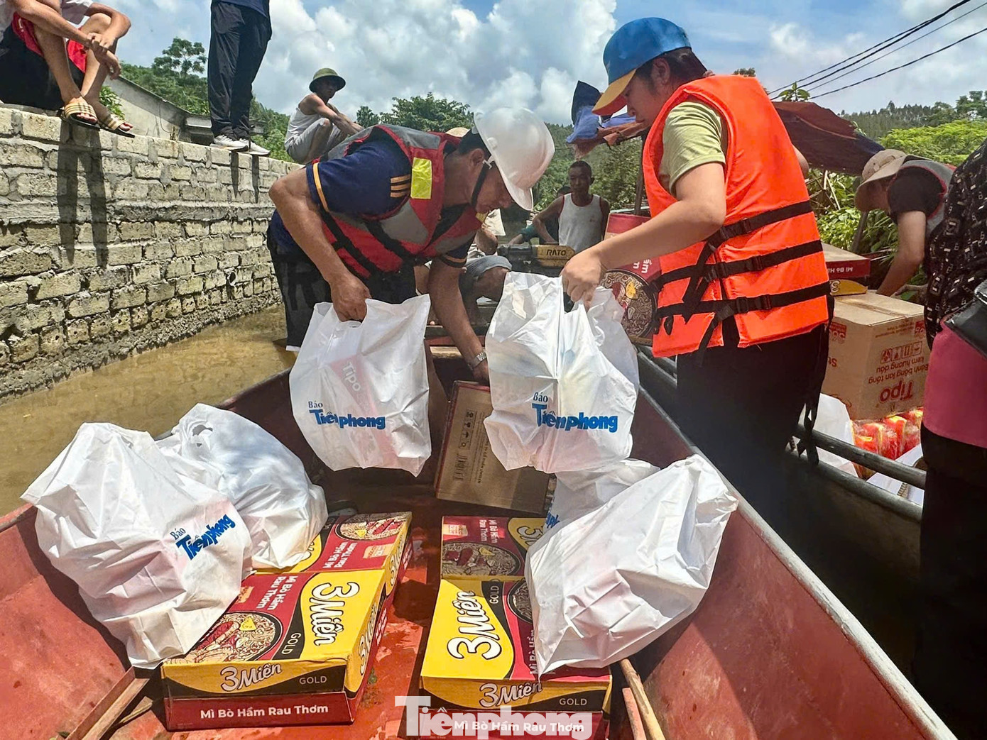 Tại Yên Bái hôm nay đã có nắng, nước lũ rút dần nhưng nhiều nơi vẫn chìm trong biển nước. Xã Vĩnh Kiên là nơi có nhiều hộ gia đình ngập sâu bên hồ thuỷ điện Thác Bà. Để trao nhu yếu phẩm của bạn đọc đến người dân, đoàn công tác phải di chuyển bằng xuồng.