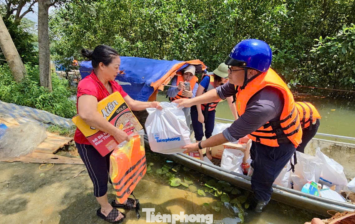 Bà Nguyễn Thị Oanh (65 tuổi) chia sẻ, nước lũ dâng cao quá nhanh khiến bà không kịp xoay xở. Tổng khoảng 70 con gà, vịt, ngan cùng nhiều vật dụng trong nhà đều bị cuốn trôi, hư hỏng. "Nhà tôi giờ vẫn ngập quá nửa, phải trú nhờ nhà người thân. Bị nước cô lập, thiếu thốn đủ thứ, được đoàn công tác tặng quà, chúng tôi rất mừng, cảm ơn các nhà hảo tâm, mạnh thường quân", bà Oanh nói.