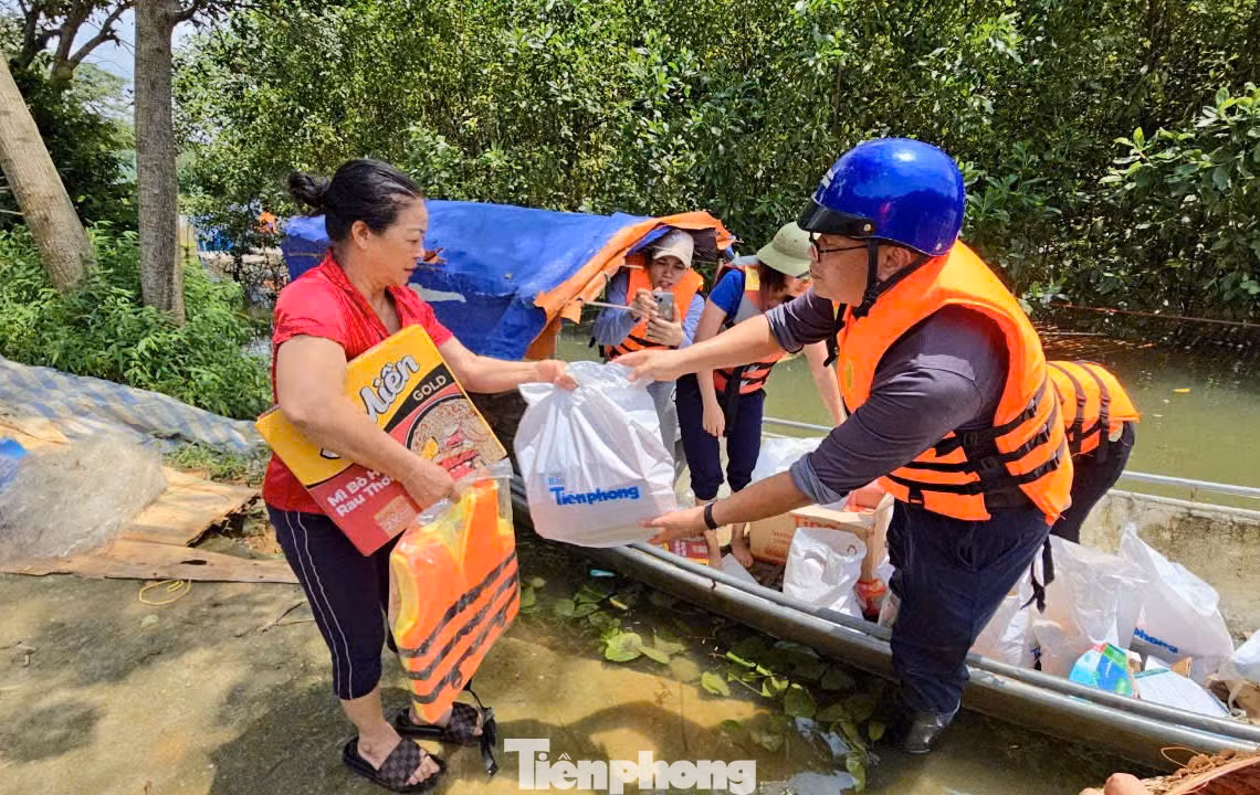 Đoàn thiện nguyện báo Tiền Phong vào vùng bị cô lập ở tỉnh Yên Bái để trao quà của bạn đọc.