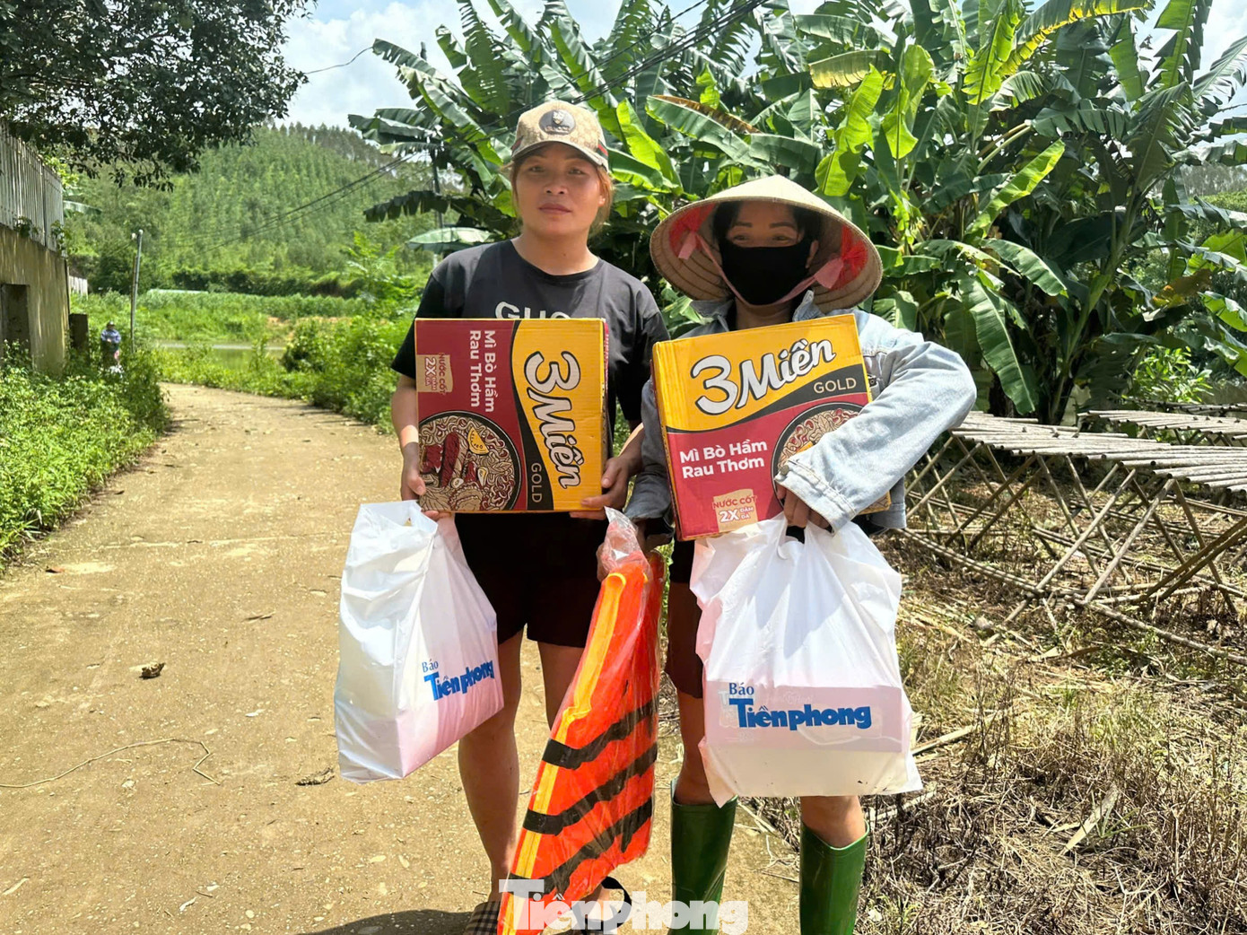 Các phần quà của bạn đọc báo Tiền Phong được trao tận tay người dân vùng lũ tại Yên Bái.